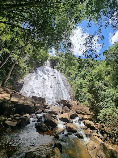 Cachoeira Cascata do Galo cercada por vegetação da Mata Atlântica
