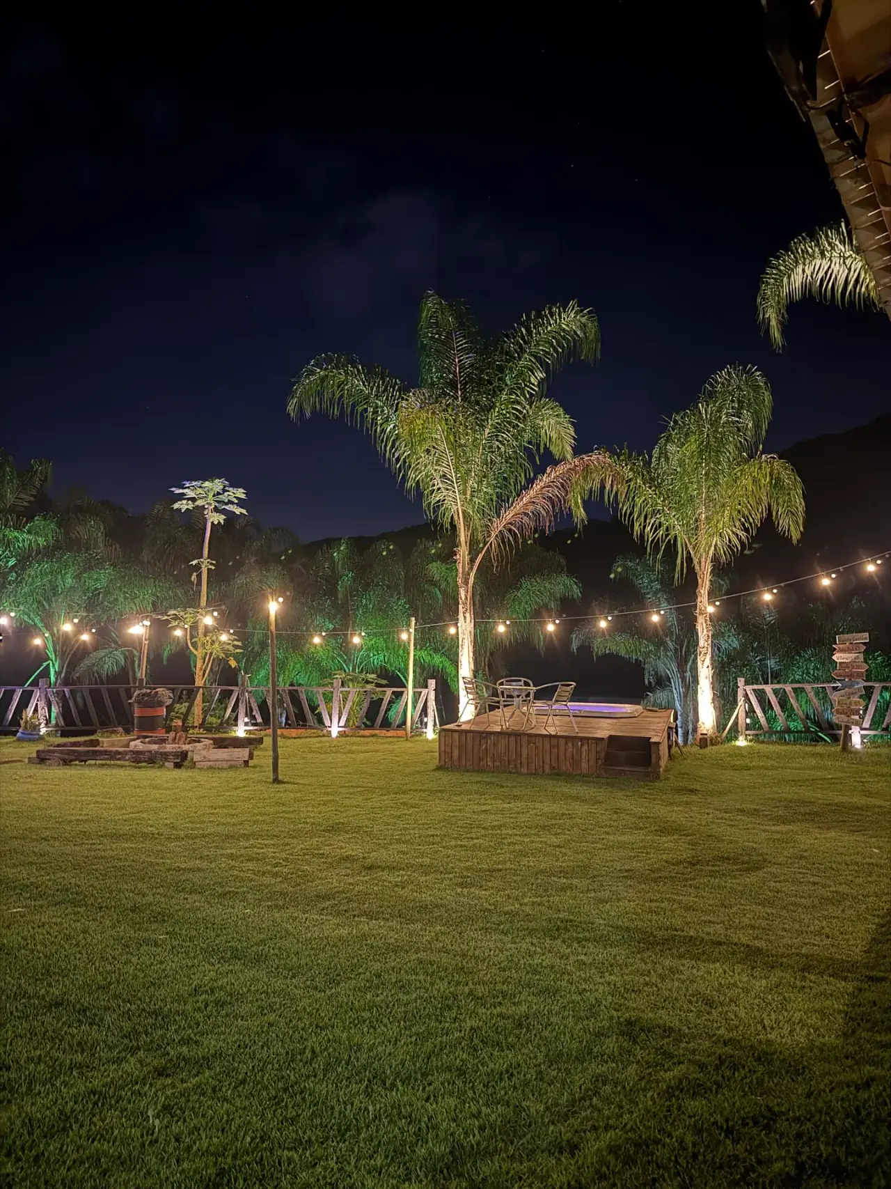 Jardim iluminado à noite